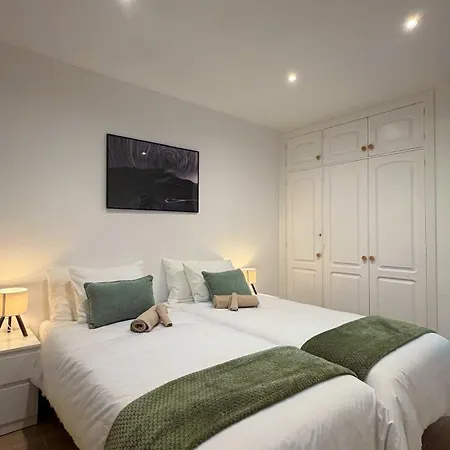 Cozy Modern 2-bed In Apartment