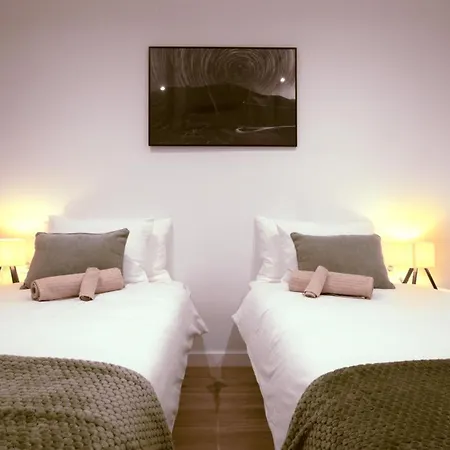 Cozy Modern 2-bed In Apartment *