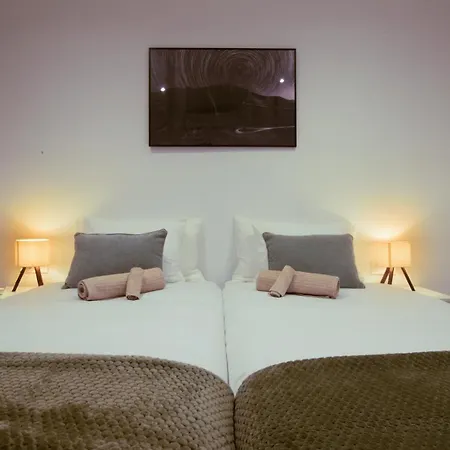 דירה Cozy Modern 2-bed In אדחה